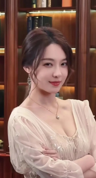 1996年出生于浙江嘉兴的盛以婕，是中国内地女演员，也是传媒公司与高级时装品牌的