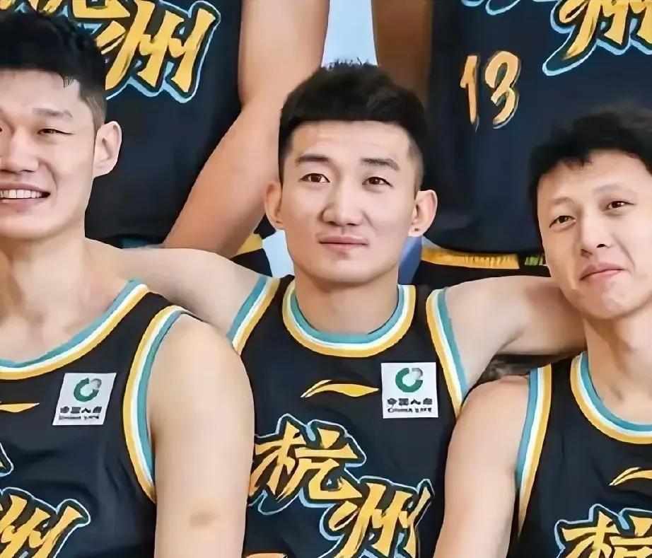 这样的全运会男篮比赛还有什么意义？干脆叫“钱运会”算了。
四川队600万引进周琦