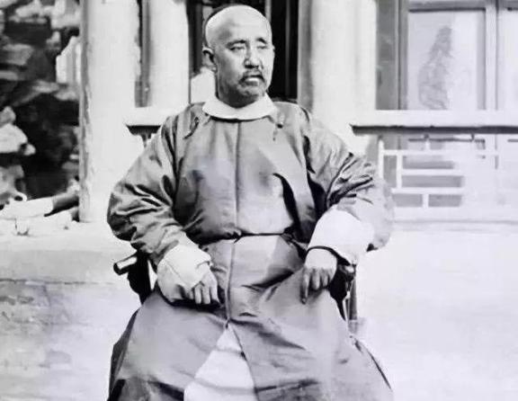 1863年，53岁沃王张乐行被俘，先凌迟其子，再塞肉其父口中。



这惨绝人寰
