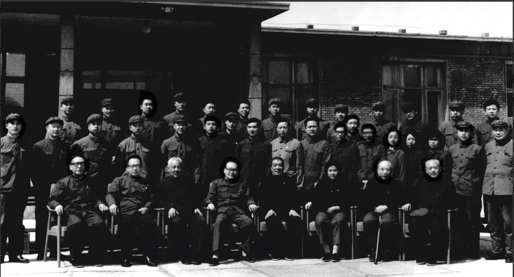 这是1975年的一张珍贵合影，前排总共坐了8个人，其中有7位当了国务院副总理。左