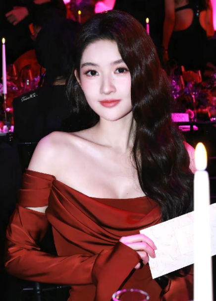 王玉雯美出新高度，标准的校花代言人，内娱女明星是真的好看