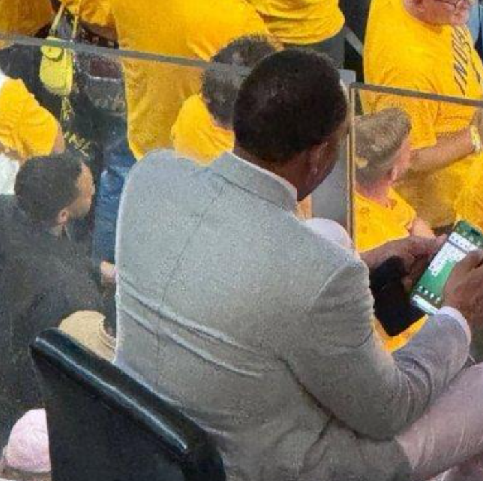 杜兰特ins晒出史密斯A在NBA总决赛现场玩手机纸牌的照片