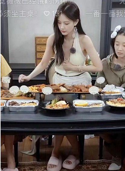 李一桐，这个脚站立的姿势，是怎么站起来的？ ​​​