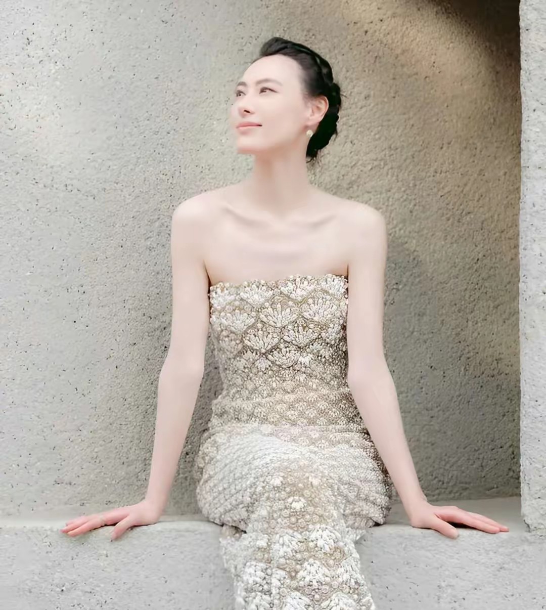 才36岁梁洛施美出圈！大儿子16，俩小儿子15，人生赢家实锤