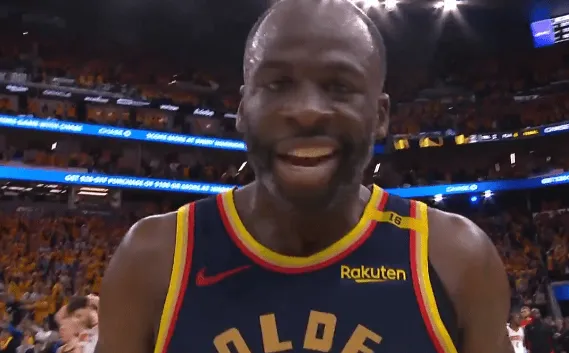 NBA季后赛G4火箭106-109负于勇士。
赛后，勇士球员德雷蒙德-格林向着镜