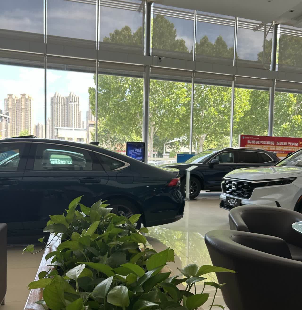 买车选燃油车还是电车，得看个人需求。
要是只在市区代步，电车是优选。它不限行，