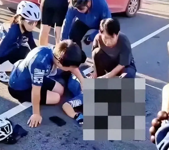 【“河北骑行男孩身亡案”最新进展】
22日，记者从涉事司机家属处了解到，此前备受