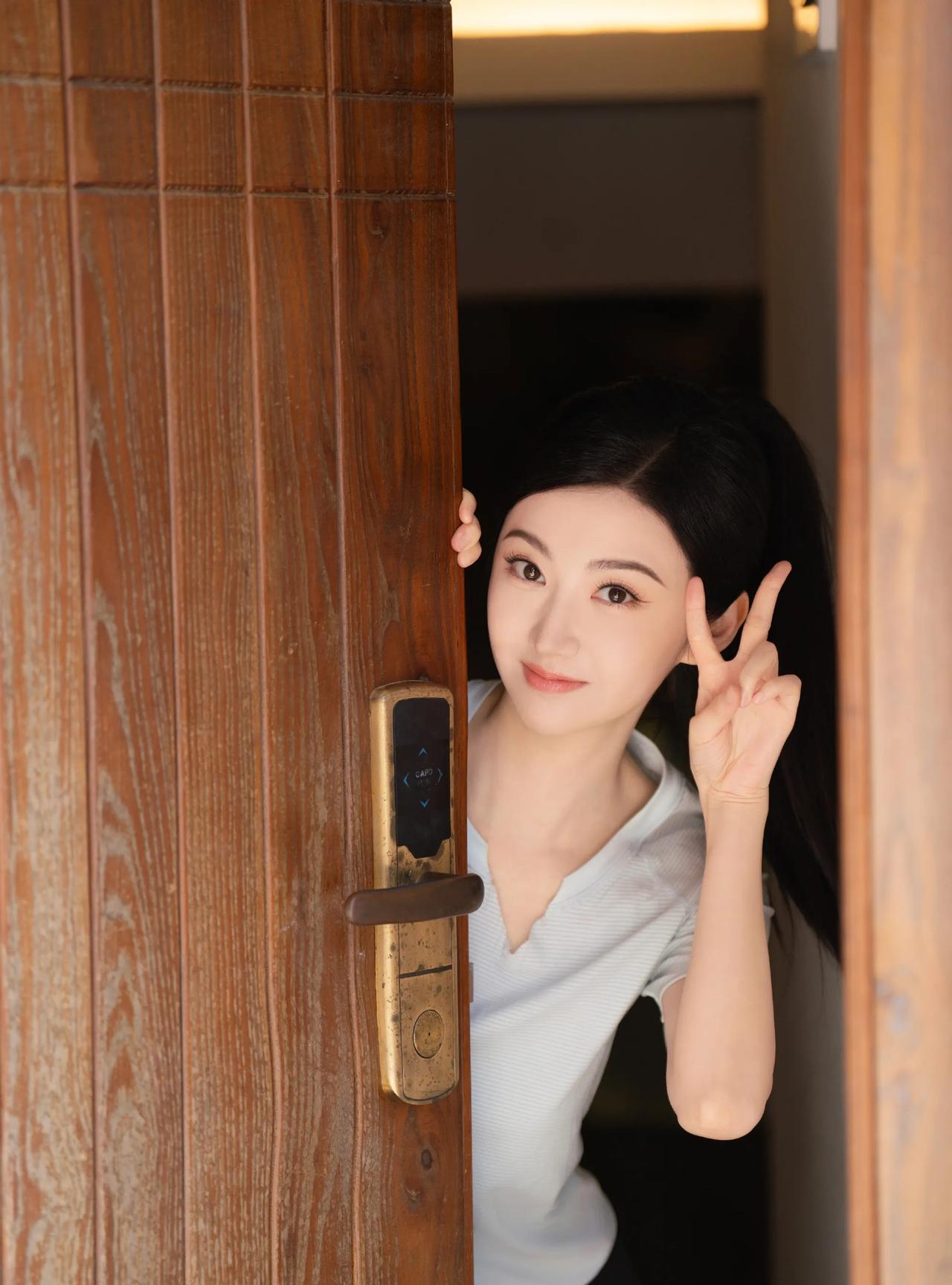 生活本就是一半烟火一半诗意
那些一地鸡毛的琐碎，不必逢人便说
悄悄收拾好情绪，日