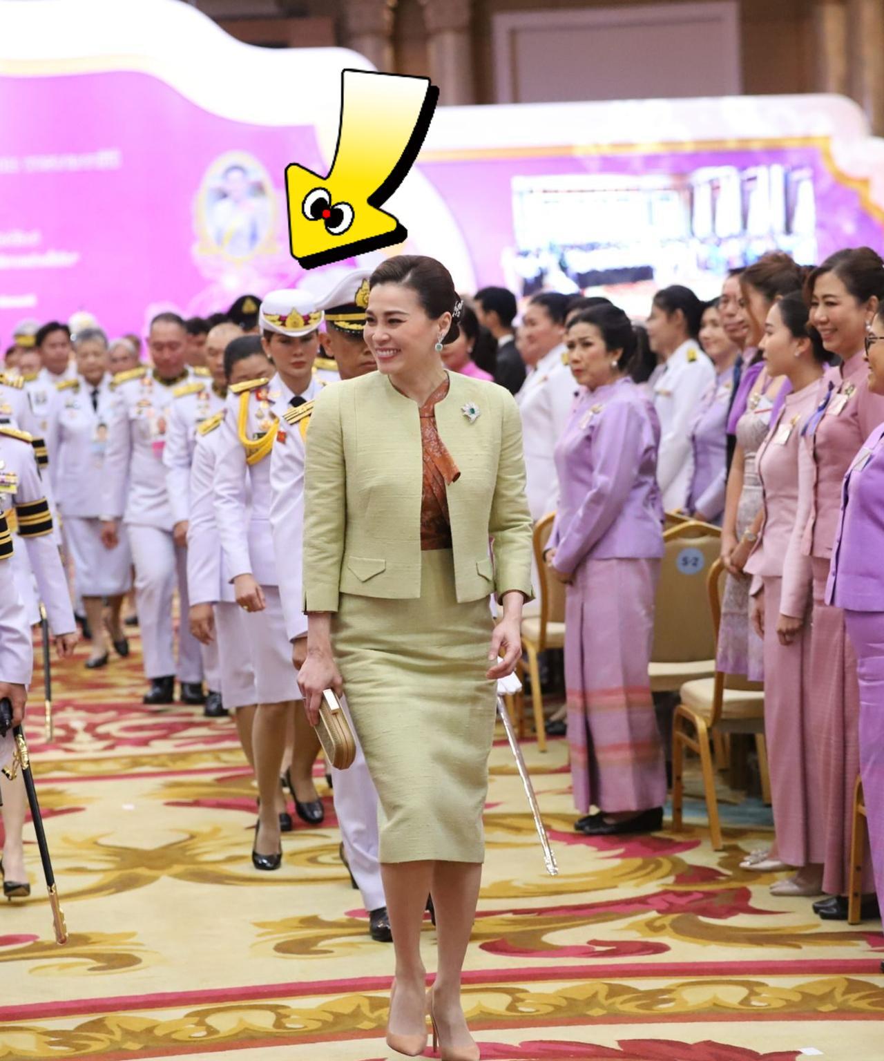 苏提达出席妇女节活动，巴帕颂全程随行
苏提达王后出席泰国妇女节开幕式，巴帕颂随行