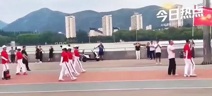 暴走集团遇上侠客了，一名白衣男子先是指着领头者破口大骂，对方依然扛旗前行，紧接着