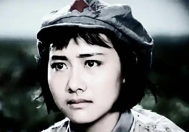 1940年，敌人把一昏死过去的西路军女战士扔进了垃圾坑里。她刚缓缓睁开眼睛，一个