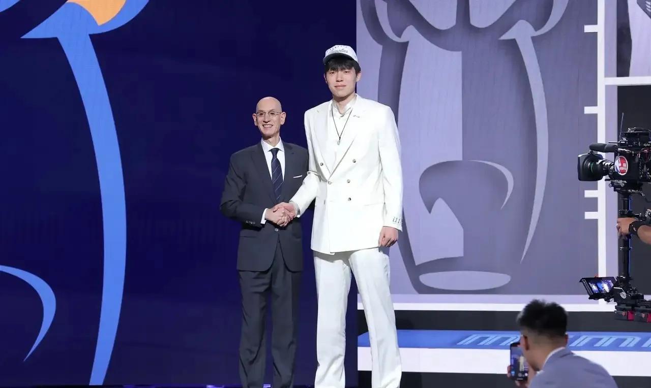 为什么国内总有一些喷子在歪曲杨瀚森的第16顺位？
这边杨瀚森刚被开拓者以第16顺