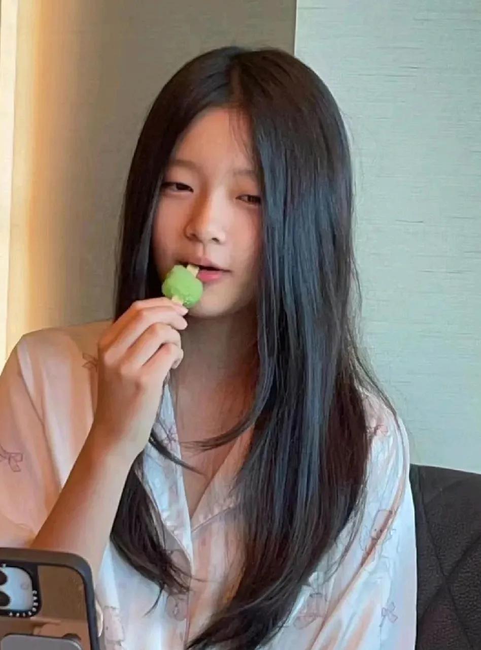 终于看到大S闺女小玥儿的真面目了，越来越漂亮和妈妈十分相似。小时候看着长的像爸爸