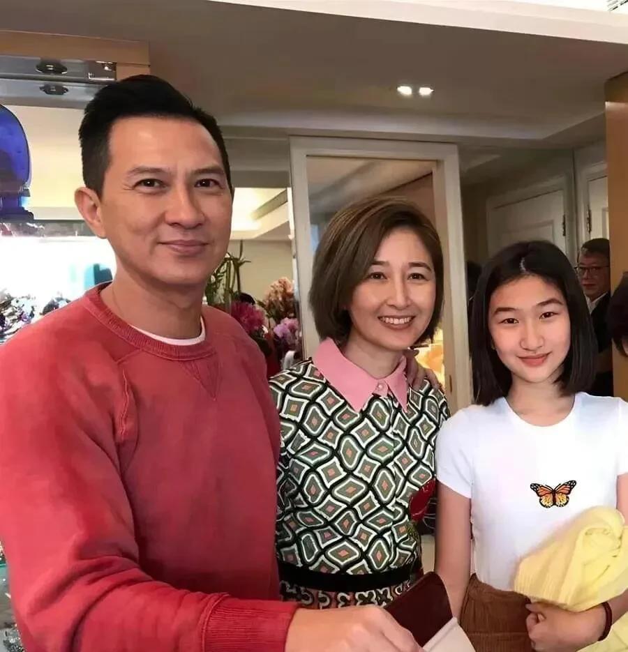 所有点明星夫妻当中，最喜欢的是这一家子了。感觉他们的人品好，从未有过绯闻，从一开