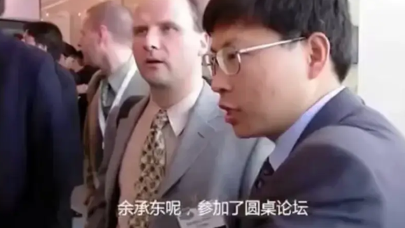 2012年，深圳华为坂田基地，时任华为无线产品线总裁的余承东在会议室里攥紧了拳头