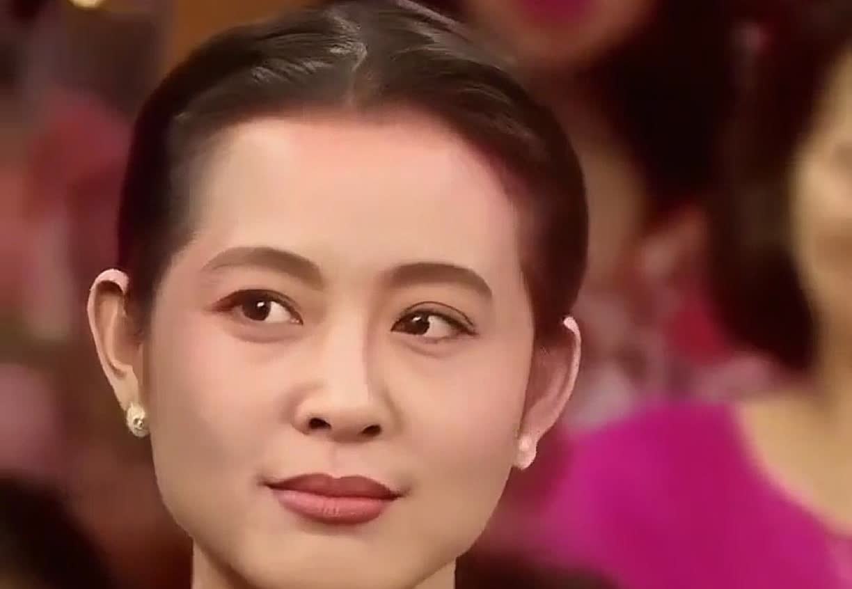 都说当年的陈红有多美多美，但是，我觉得没有倪萍美，倪萍年轻的时候那叫一个美，五官