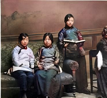 这张照片拍摄于1920年。这正是中国风云叱咤，英雄辈出的年代。天津第一女子师范学