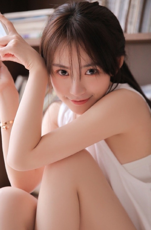 笑话：笑话一则：女儿：妈，有个男人追我，但我不喜欢他，怎么办？妈妈：你告诉他你欠