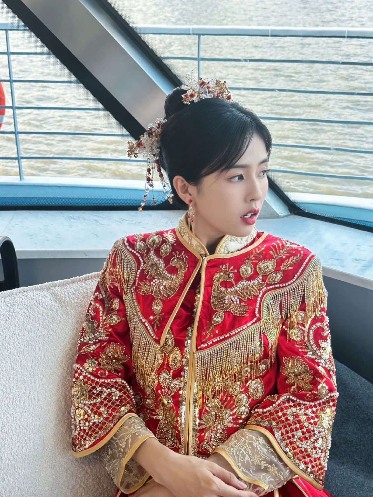白鹿，从中式秀禾到西式婚纱，解锁婚礼造型的双重魅力