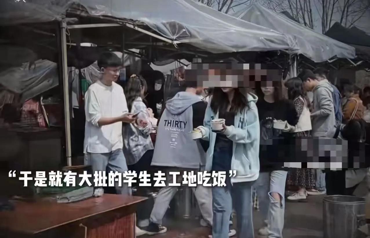 现在的学生真的越来越清醒了！学校食堂饭菜难吃，菜量又少，于是学生纷纷跑到学校附近