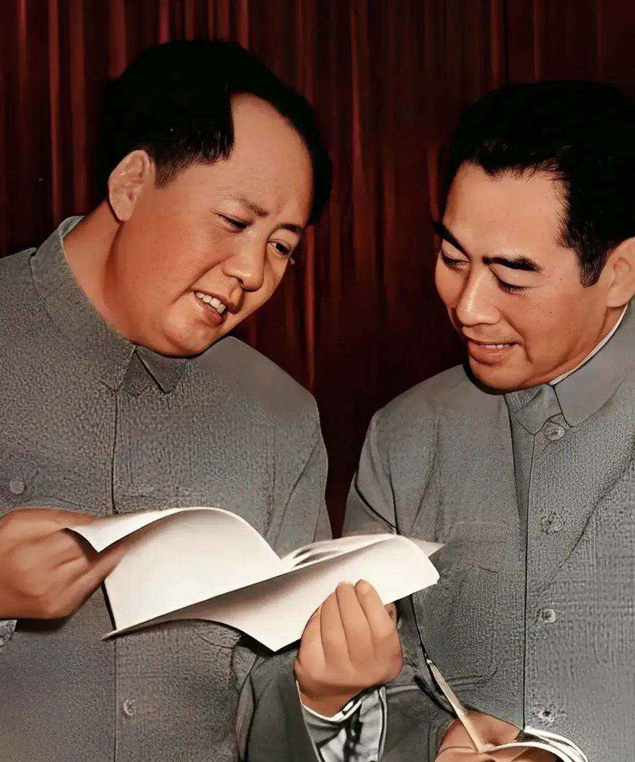 七一建党节到，缅怀伟大的领袖毛主席，思念敬爱的周总理！
中国共产党两位最伟大的领