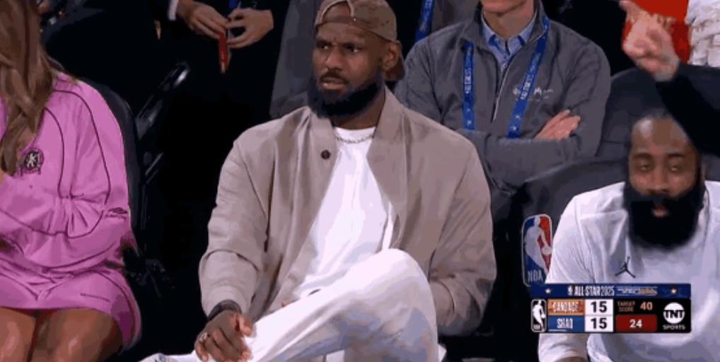 湖人超级巨星勒布朗-詹姆斯真是太让人心疼了！在今天进行的NBA全明星赛上，发生了