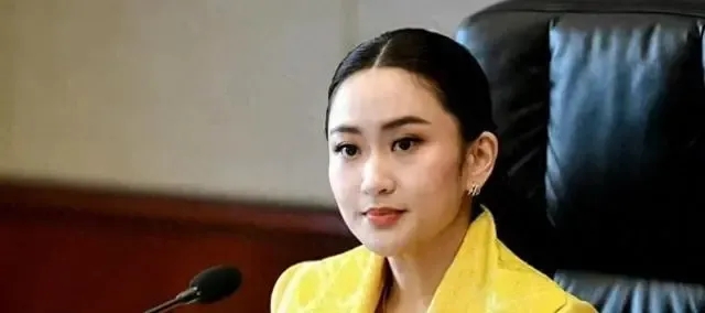 泰国前线最高军事长官向佩通坦敬礼
根据《曼谷时报》7月27日的报道，泰国文化部长