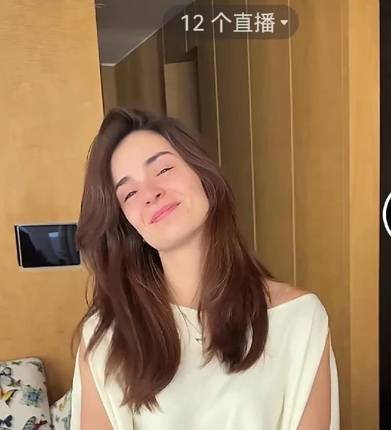 阿迪的弟妹莫娜哭了。

阿迪的一句我妈妈说，彻底伤透了盈公主的心。

盈