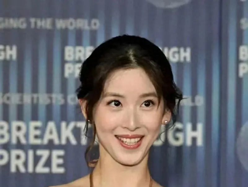 奶茶妹妹章泽天现状











我的天哪！你们敢信吗？曾经的奶茶妹妹，
