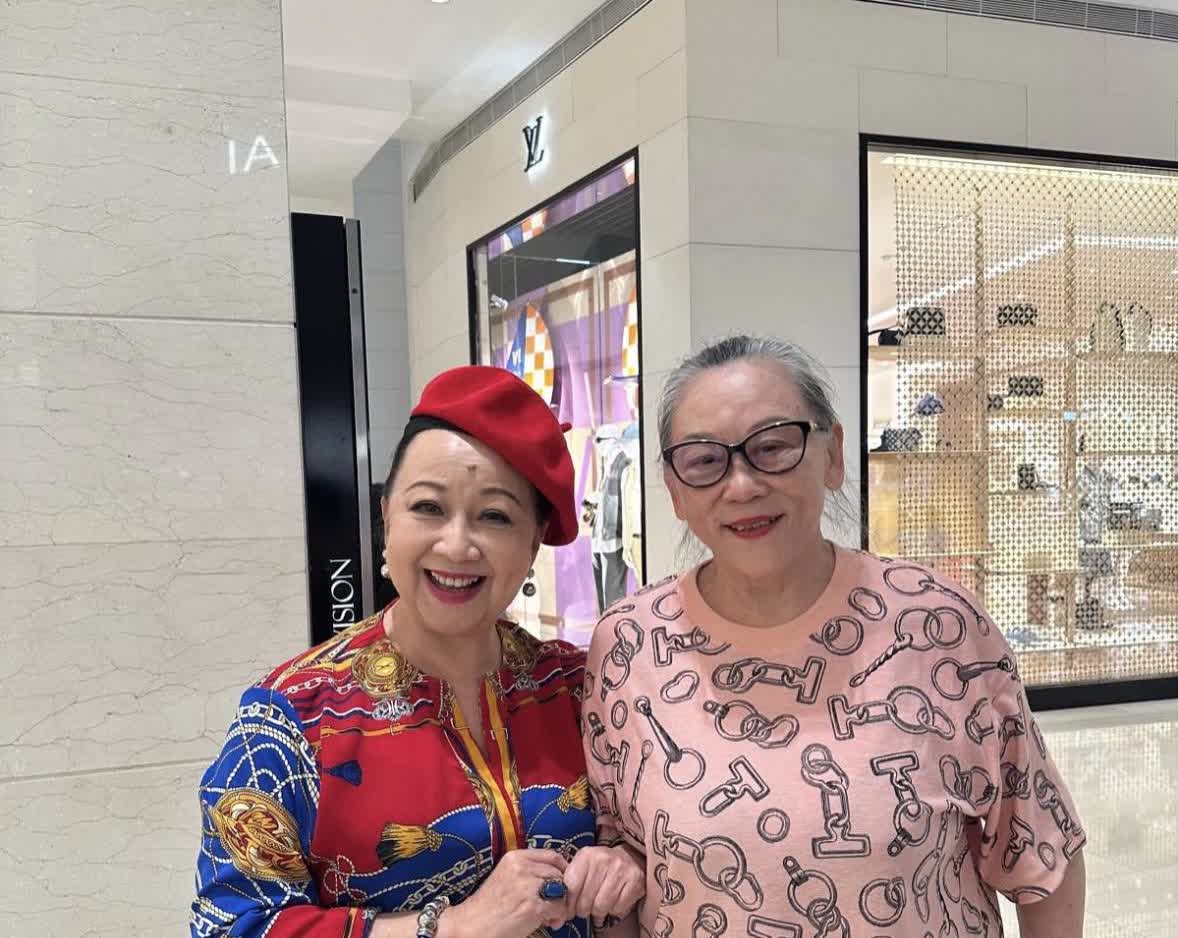薛家燕晒与79岁歌后合照，对方头发花白仍高贵大方，隐居国外多年