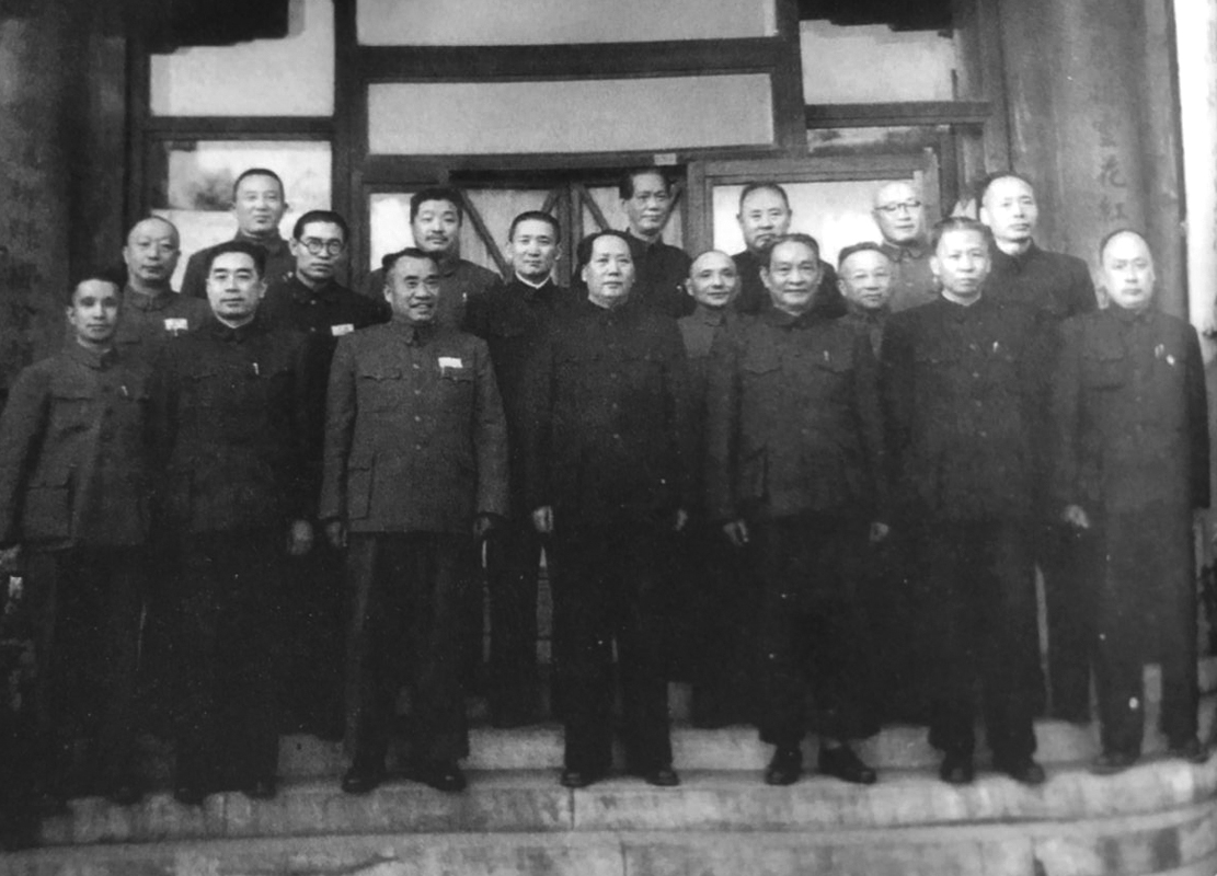 粟裕与毛主席等人合影，站在第一排，比几位元帅都靠前