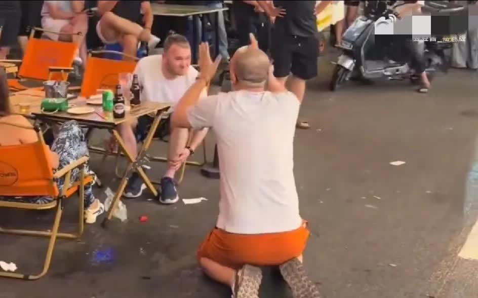 吉林给老外下跪的男子，我愿称之为知行合一的勇士。他做了许多人不敢做的事情，现在社