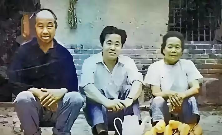 莫言20岁时与父母的一张合影照！
从照片上看，莫言的父母亲是地地道道的农民，看起