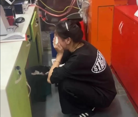 女子网贷15万开服装店，店里吃着面条突然痛哭，开店才20多天，怎么一个人也没人买