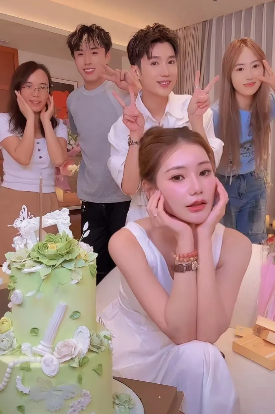 马筱梅这个生日过得很有面，钱赚了，老公，孩子，品牌方，团队小伙伴的礼物一个都不少