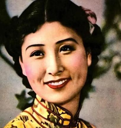 1940年，郑苹如悄悄被押到小树林，特务看着她长得太漂亮了，实在是不舍得开枪，还