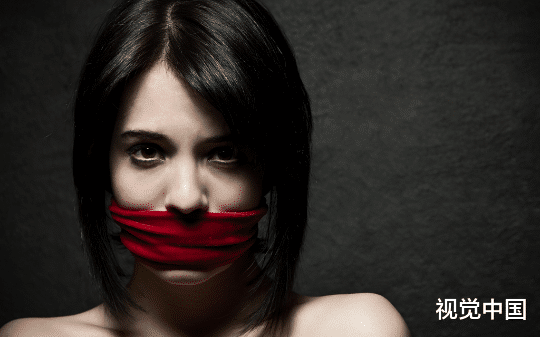 我的身体抽动了一下，惊扰正为我穿寿衣的两人。魏秋芬（亲妈）一拳捶在我的胸口：赔钱货贱丫头，死都不安分