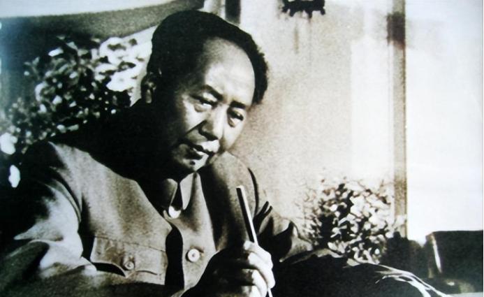 1950年，毛主席听说，有个干部在香山私自修了一栋小洋楼，气得不行：拉出去毙了！