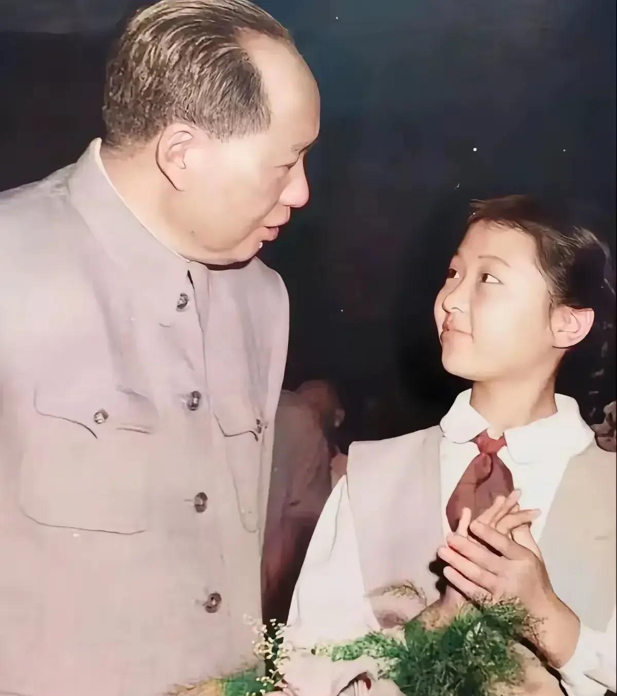 这是毛主席和小女孩真实合影的瞬间，都看看吧，一代伟人，温馨时刻，想念毛主席，恩情