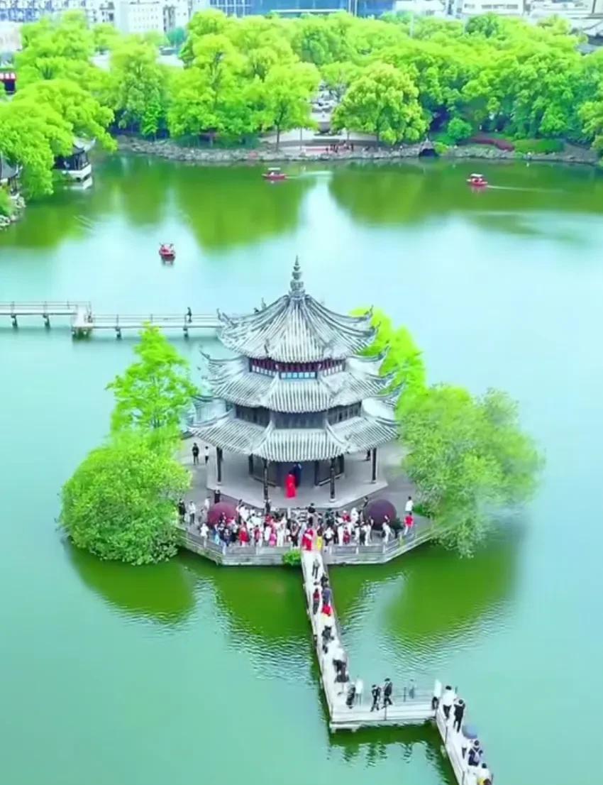 亲戚家孩子本、硕都是 211，专业电子信息，秋招发出八百多份简历，最终拿了 两个