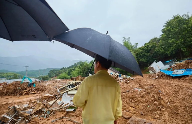 小国的悲哀，全国受灾。连日来，韩国各地普降暴雨，洪水泛滥，房倒屋塌，导致多人死亡