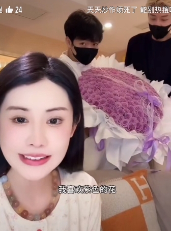 8月6日，韦雪直播，KK送大束玫瑰！
炒作痕迹越来越明显，她之前教姐妹的那些套路