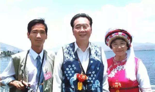李鹏与夫人朱琳在云南考察时的合影，他笑容和蔼，身旁是张家坤，三人并肩而立，背后是