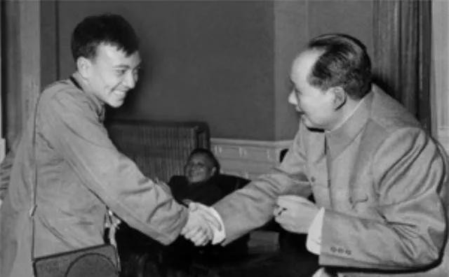 1949年香山，中央委员们刚开完会，准备照相，毛主席看见一男孩在旁边看热闹，就喊