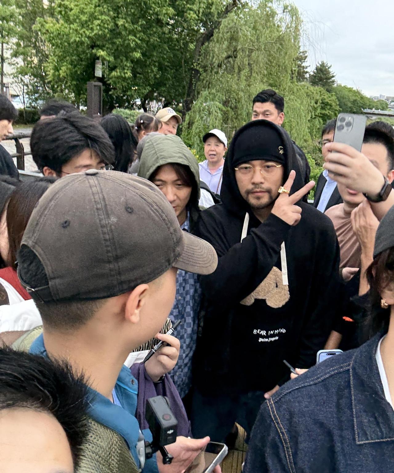这还是我们认识的周杰伦吗，感觉随便一个模仿者都比这个像，他怎么突然就憔悴了～～感