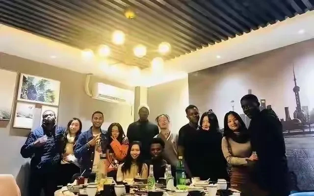 很想知道这群人，此时脑子里在想啥