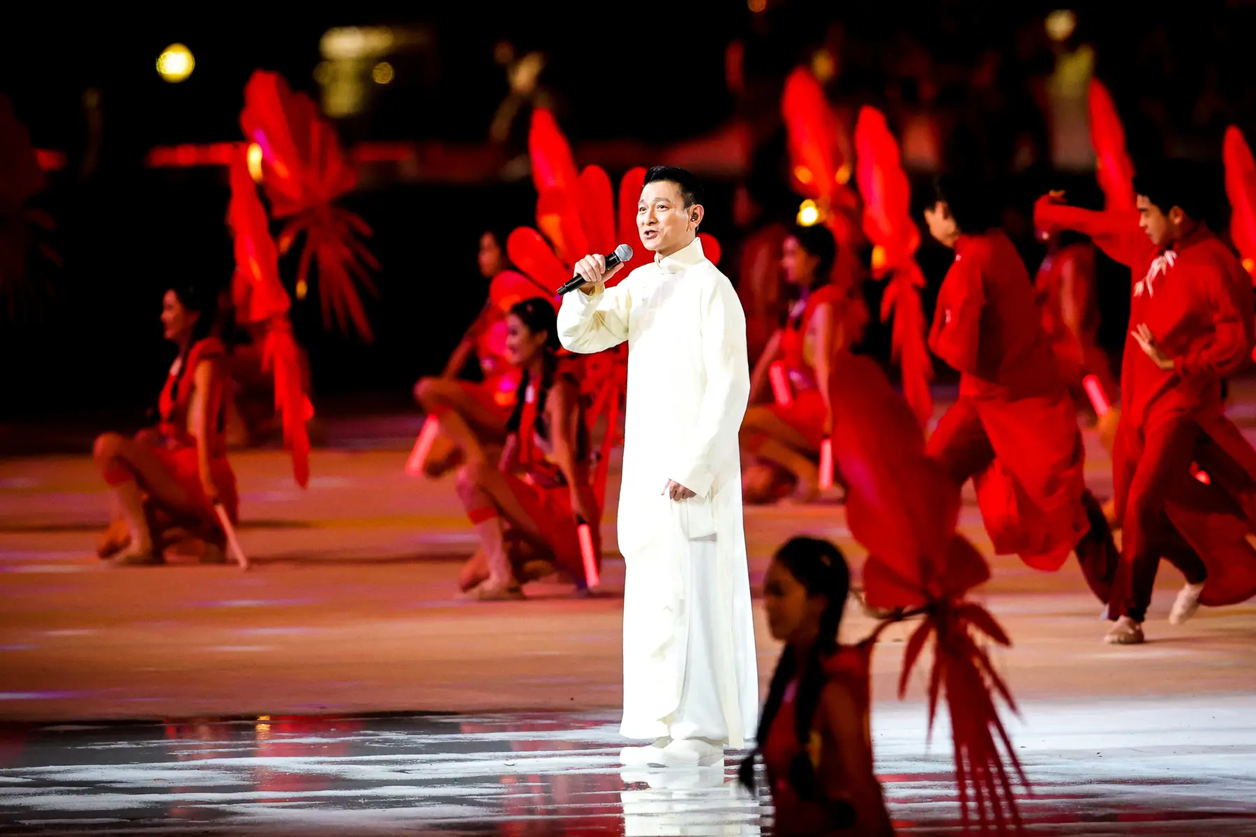 2025年11月9日晚，第十五届全国运动会开幕式在广东奥林匹克体育中心举行。在开