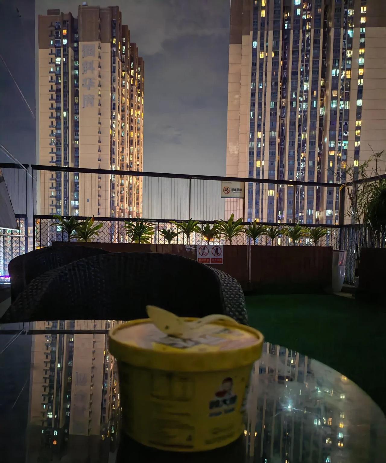 前两天快递界发生一件震撼快递界的新闻，快递小哥把一居民脖子给抹了，吃瓜群众都大声