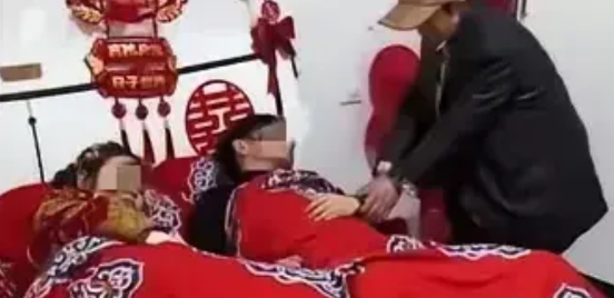 儿子新婚夜。老娘不放心，几次进新房。
第一次，给儿子把胳膊放进被子里，盖好被子；