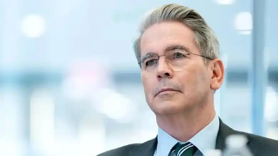 美国财长公开回应说，本质上美国并没有发动贸易战，而是中国的反制导致了局势升级，美